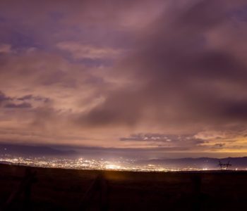 2020年11月7日、信州たてしな 白樺高原の蓼科第二牧場から北方向、夜の風景