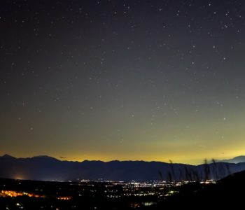 2020年11月6日、信州たてしな ビーナスラインの女ノ神展望台から、夜の星空風景
