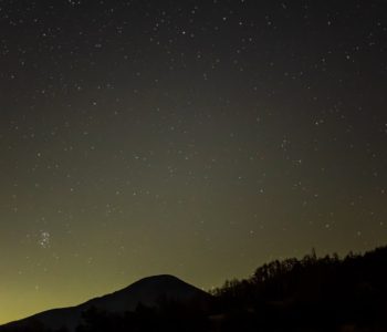 2020年11月12日、信州たてしな 白樺高原の八子ヶ峰公園から東方向、夜の星空風景