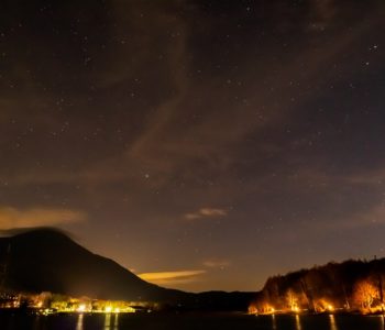 2020年11月15日、信州たてしな 白樺高原の女神湖畔から、夜の星空風景