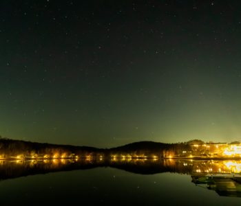 2020年11月16日、信州たてしな 白樺高原の女神湖畔から、夜の星空風景