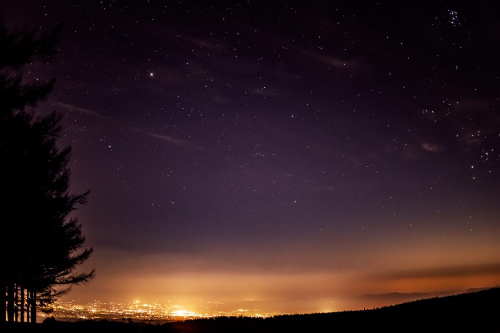 2020年11月18日、信州たてしな 白樺高原の蓼科第二牧場から北東方向、夜の風景。佐久平の夜景と上空にはすばる（プレアデス星団）のほかぎょしゃ座などが写る。