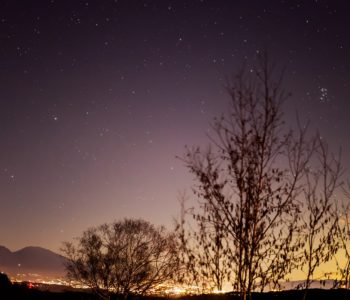 2020年11月23日、信州たてしな 白樺高原の三望台から北東方向、夜の星空風景
