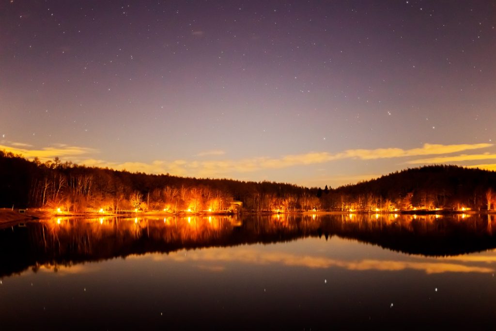 2020年11月24日、信州たてしな 白樺高原の女神湖畔から、夜の星空風景。穏やかな女神湖の湖面に星空も写り込み素晴らしい絶景となっている。