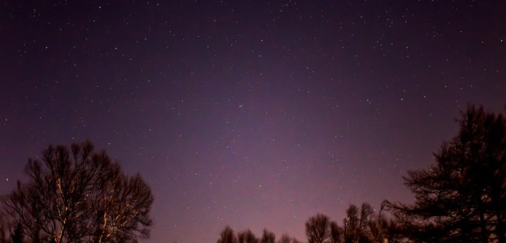 2020年11月25日、信州たてしな 白樺高原の蓼科第二牧場から北西方向、夜の星空風景