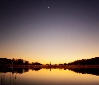 2020年11月29日、信州たてしな 白樺高原の女神湖畔から、夜の星空風景