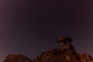 蓼科スカイラインにあるトキンの岩からの星空風景