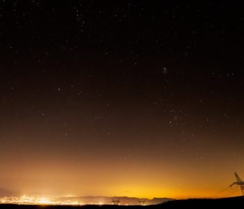 2020年12月3日、信州たてしな 白樺高原の蓼科第二牧場から東方向、夜の星空風景
