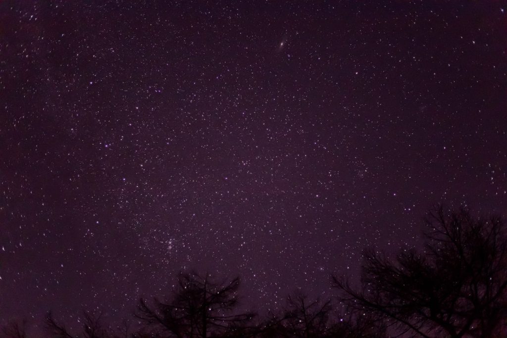 2020年12月4日、信州たてしな 白樺高原の蓼科第二牧場から北方向、夜の星空風景。上空にはカシオペヤ座のほかアンドロメダ銀河も。