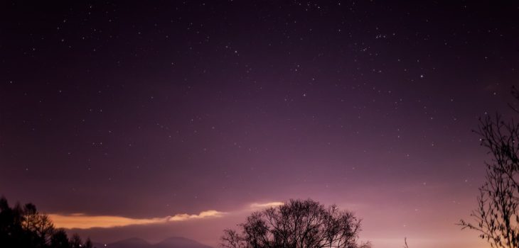 2020年12月4日、信州たてしな 白樺高原の三望台から北東方向、夜の星空風景