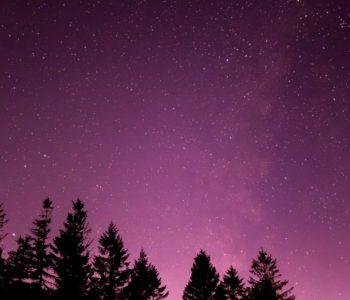 2020年12月6日、信州たてしな 白樺高原の蓼科第二牧場から南の方向、夜の星空風景