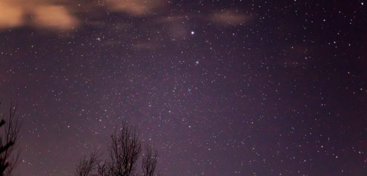 2020年12月7日、信州たてしな 白樺高原の三望台から、夜の星空風景