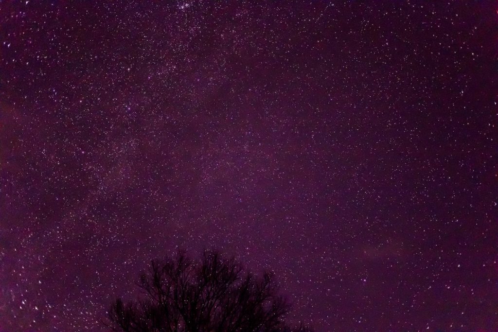 2020年12月8日、信州たてしな 白樺高原の蓼科第二牧場の上空、夜の星空風景。北の空には天の川がかかり、カシオペア座や北極星など多くの星々が輝く。