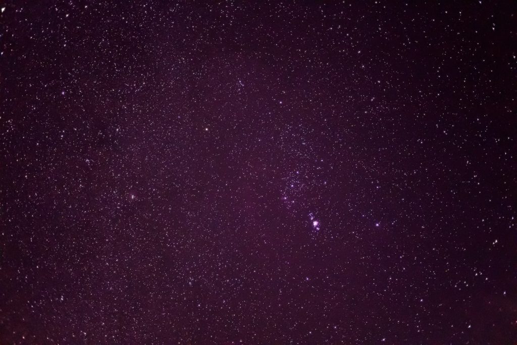2020年12月8日、信州たてしな 白樺高原の蓼科第二牧場の上空、夜の星空風景。冬の星座として知られるオリオン座。
