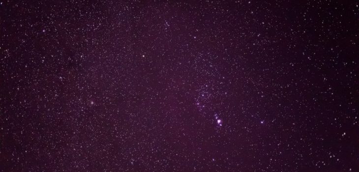 2020年12月8日、信州たてしな 白樺高原の蓼科第二牧場の上空、夜の星空風景