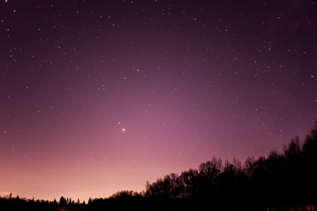 2020年12月10日、信州たてしな 白樺高原の蓼科第二牧場から南西方向、夜の星空風景。もうすぐ最接近となる木星と土星。