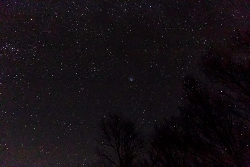 2020年12月12日、信州たてしな 白樺高原の蓼科第二牧場から、夜の星空風景