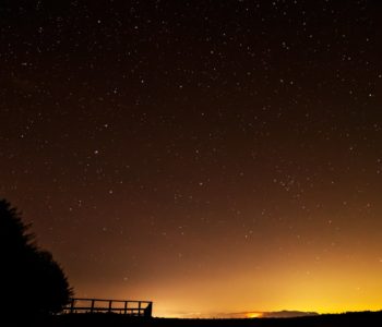 2020年12月12日、信州たてしな 白樺高原の蓼科第二牧場から北東方向、夜の星空風景
