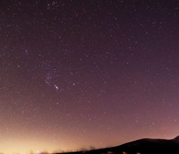 2020年12月14日、信州たてしな 白樺高原の蓼科第二牧場から南東方向、夜の星空風景