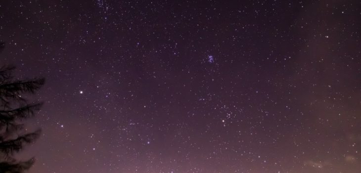2020年12月15日、信州たてしな 白樺高原の蓼科第二牧場から北東方向、夜の星空風景