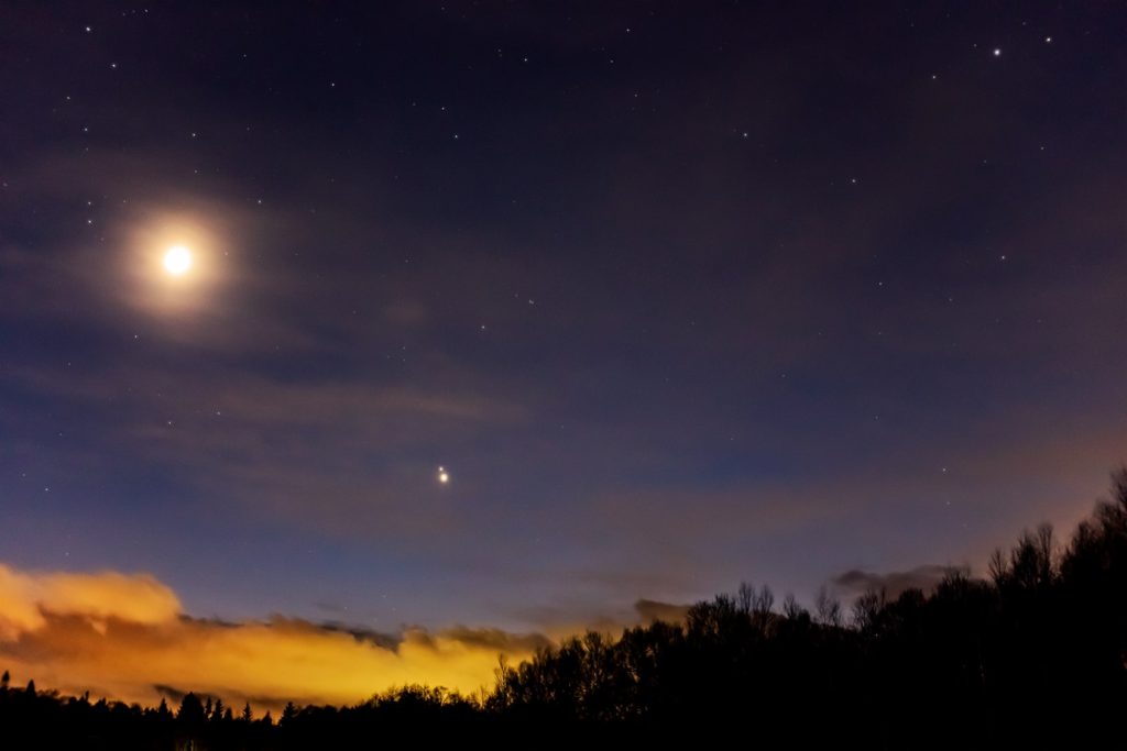 2020年12月18日、信州たてしな 白樺高原の蓼科第二牧場から見た南西方向、夜の星空風景。相当に接近してきている木星と土星。