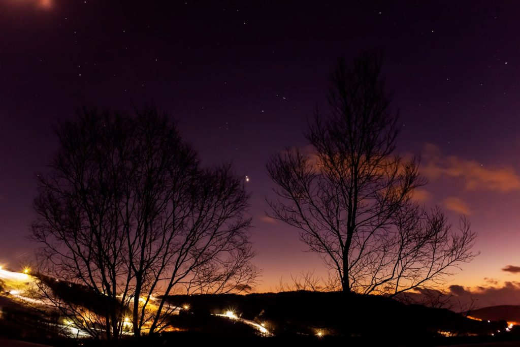 2020年12月19日、信州たてしな 白樺高原の夕陽の丘公園から、夜の星空風景。最接近を間近に控え重なりつつある木星と土星。