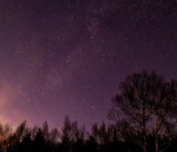 2020年12月19日、信州たてしな 白樺高原の蓼科第二牧場から北西の方向、夜の星空風景