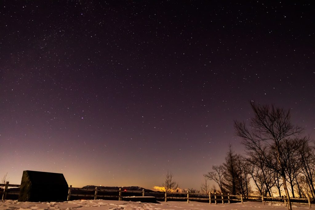 2020年12月21日、信州たてしな 白樺高原の夕陽の丘公園から北西、夜の星空風景。夕陽の丘公園の西から北にかけての空には天の川やこと座、ベガ（織姫）、りゅう座、こぐま座、北極星など多くが確認できる。