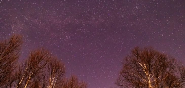 2020年12月22日、信州たてしな 白樺高原の蓼科第二牧場から北方向、夜景と星空の風景