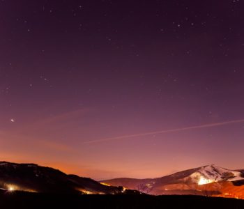 2020年12月23日、信州たてしな 白樺高原の夕陽の丘公園から西、夜の星空風景