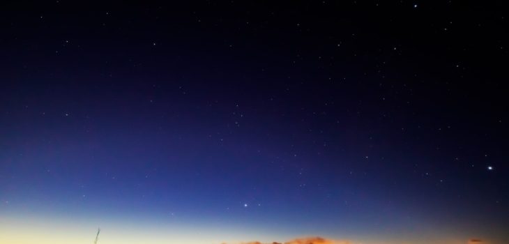 2021年1月10日、信州たてしな 白樺高原の夕陽の丘公園から見た西、夜の星空風景