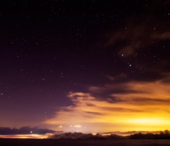 2021年1月12日、信州たてしな 白樺高原の蓼科第二牧場から、夜の雲海と星空の風景