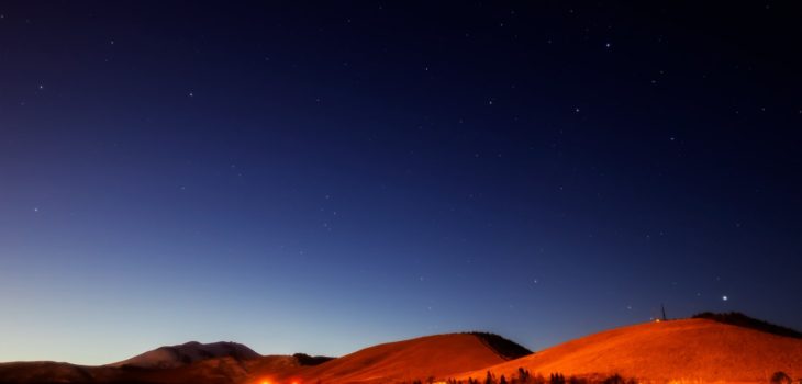 2021年1月15日、信州たてしな 白樺高原の白樺湖畔から、夜の星空風景
