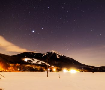 2021年1月21日、信州たてしな 白樺高原の女神湖から、蓼科山と夜の星空風景