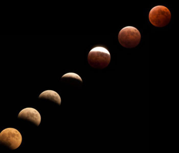 満月が徐々に地球の影に入り赤く染まってゆく皆既月食
